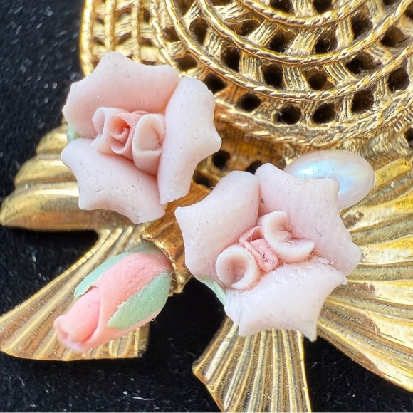Vintage 1928 co. Victorian Gold Hat Brooch with Delicate Porcelain Rose Flowers - Picture 4 of 15